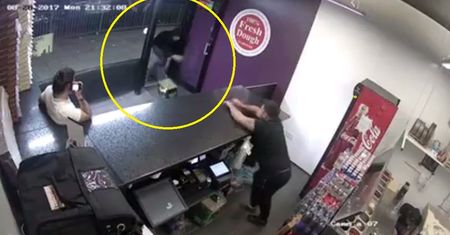 Wrzucił podpalone pudło fajerwerków do pizzerii. To mogło być ostrzeżenie