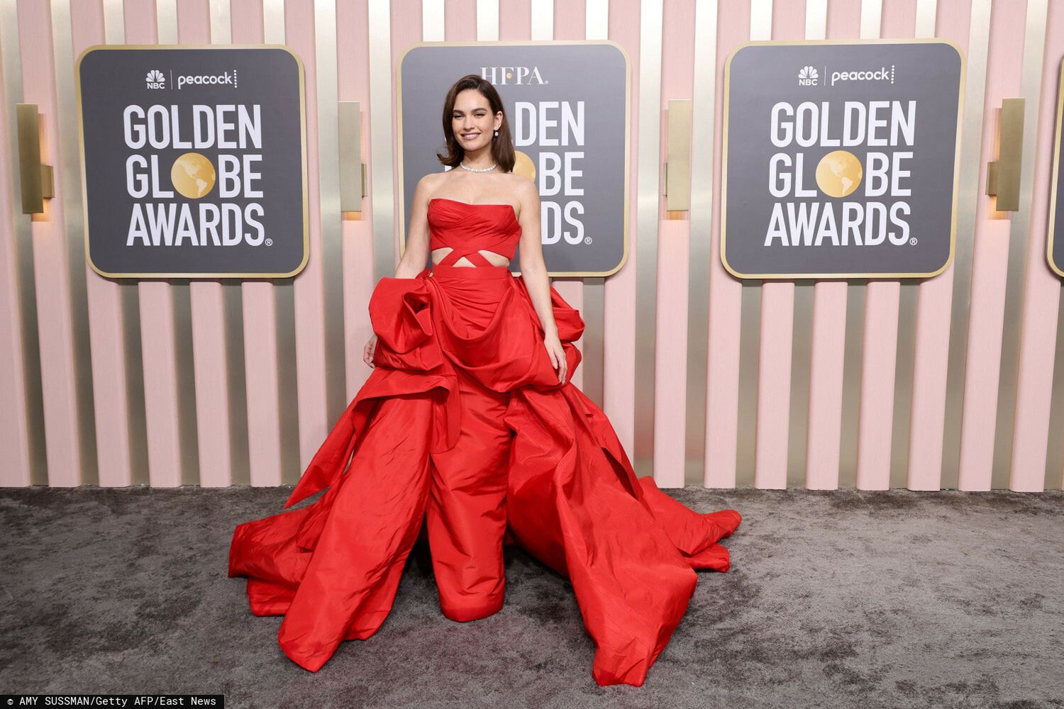 Lily James – Złote Globy 2023, kreacja: Versace