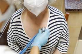 Powikłania po szczepionce AstraZeneca. Czy Polska powinna wstrzymać szczepienia? (WIDEO)