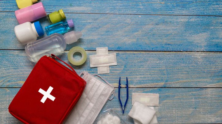 Opatrunek okluzyjny warto mieć w apteczce pierwszej pomocy.