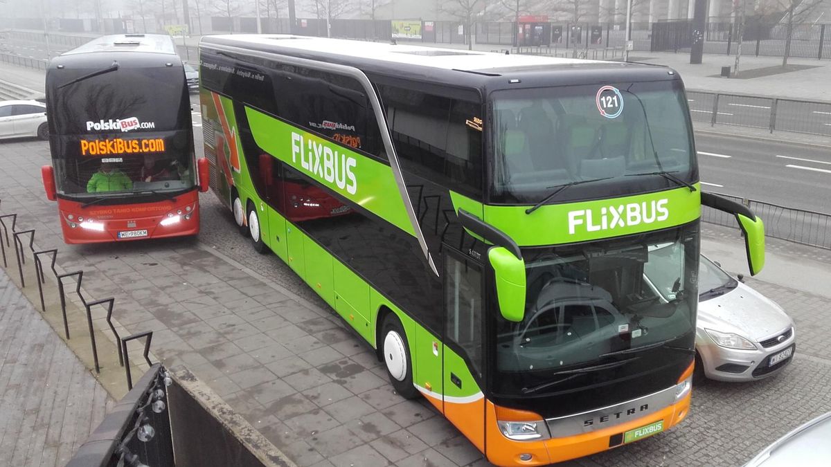 Czerwone autobusy znikną najpóźniej do połowy 2018 r. Zastąpią je zielone