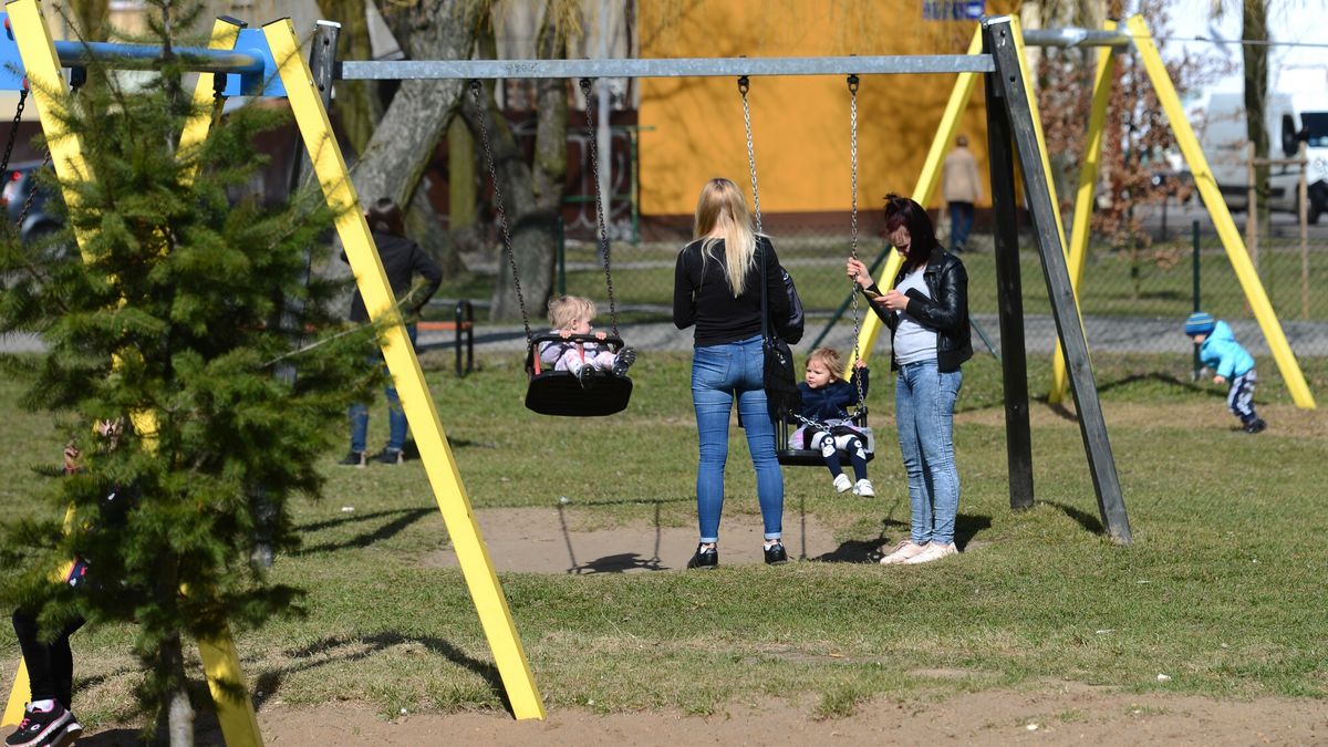 Wiosna 2018
Fot. Adam Staskiewicz/East News, Sieradz, 04.04.2018. Oznaki wiosny. N/z plac zabaw, dzieci bawia sie z rodzicami.
Adam Staskiewicz