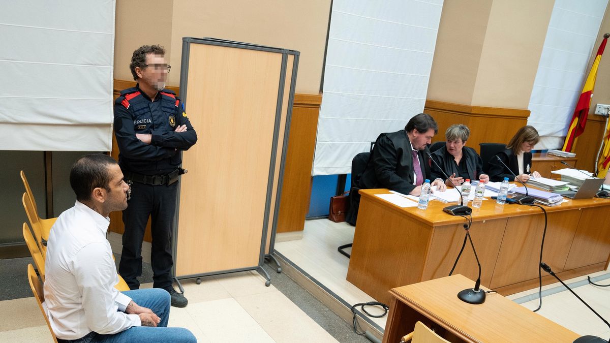 Getty Images / EUROPA PRESS/D.Zorrakino. POOL / Na zdjęciu: Alves przed sądem