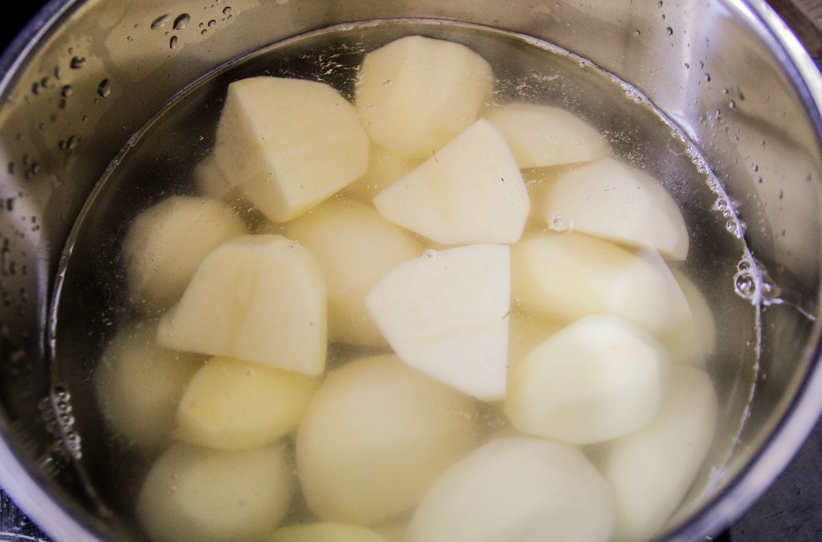 Gotowane ziemniaki nabiorą więcej smaku, gdy dodamy do nich ziołowo-warzywną mieszankę