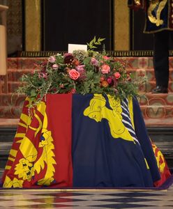 Trumna z ciałem Elżbiety II opuszczona do krypty [RELACJA NA ŻYWO]