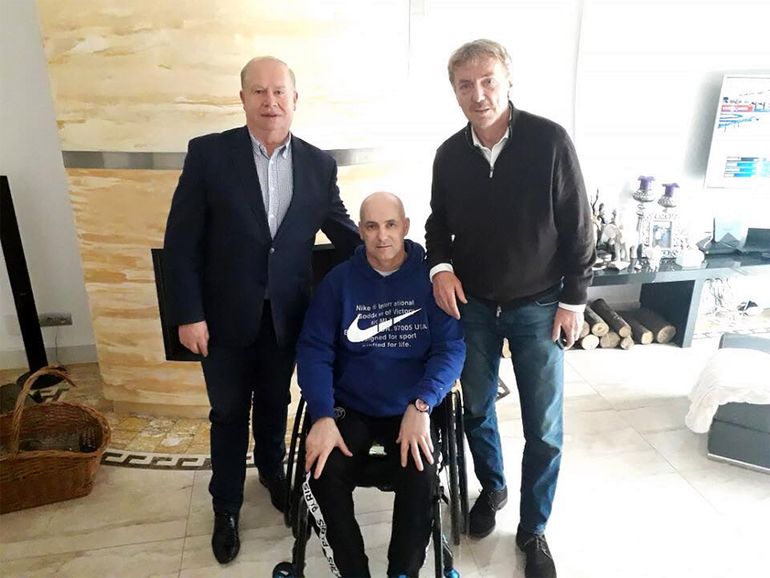 Jerzy Kanclerz (z lewej) i Zbigniew Boniek (z prawej) wraz z Tomaszem Gollobem