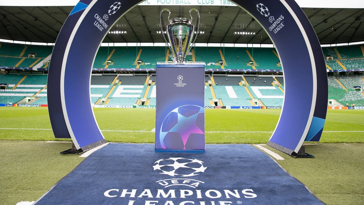 trofeum za wygranie Ligi Mistrzów na stadionie w Glasgow