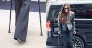 Kontuzjowana Victoria Beckham "cierpi dla mody", zmierzając do hotelu o kulach i w BUCIE NA OBCASIE. Ikona? (WIDEO)