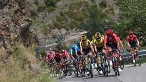Vuelta a Espana: przerwana relacja telewizyjna. W górach przeszła burza!