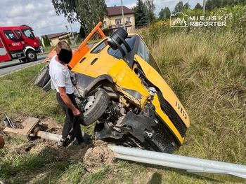Stara Wieś: Ciężarówka w rowie po zderzeniu z autem osobowym