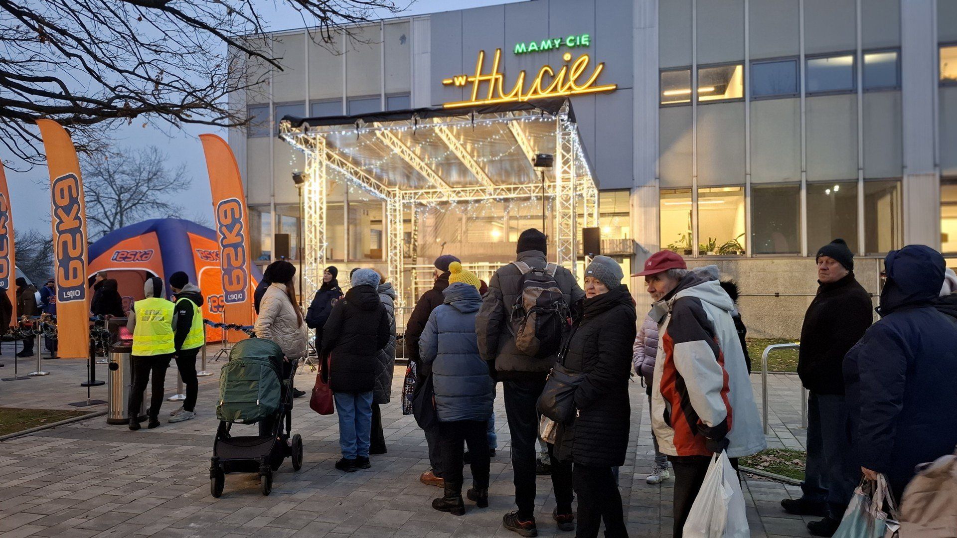 Kolejka po świątecznego karpia w Krakowie jest ogromna