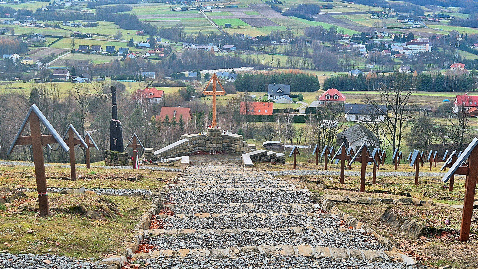Cmentarz z czasów I wojny światowej nr 123 Łużna -Pustki dzięki dofinansowaniu Ministerstwa Kultury i Dziedzictwa Narodowego w ramach programu &#34;Groby i cmentarze wojenne w kraju - edycja 2025&#34;  przechodzi kolejny etap prac konserwatorskich