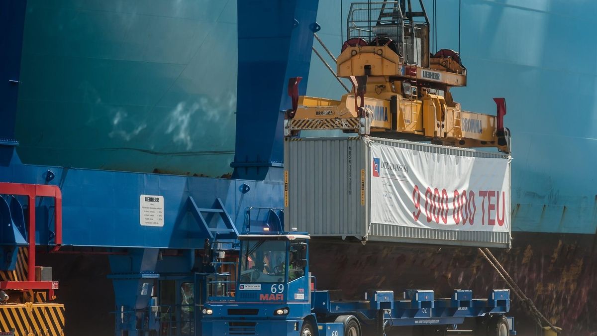 Na zdjęciu: Przeładunek 9-milionowego kontenera w DCT Gdańsk