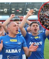 Zdjęcie niesie się po sieci. Zobacz, co stało się na murawie stadionu po awansie Ruchu Chorzów