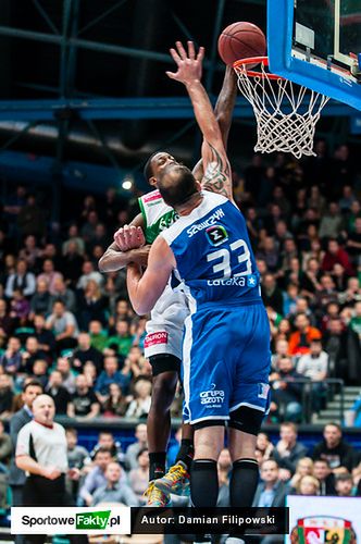 Trice wkłada piłkę do kosza nad Szewczykiem