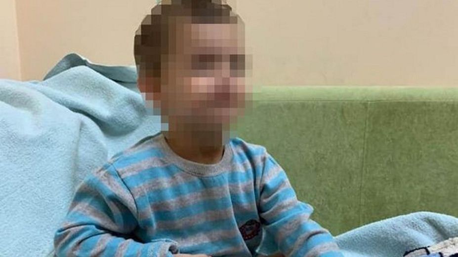 3-latek porzucony przez matkę, która wyjechała ze znajomymi na wakacje.