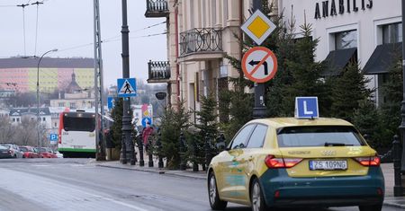 Właściciel restauracji w centrum Lublina ustawił choinki tak, że zasłaniały pieszych przy przejściu dla pieszych [ZDJĘCIA]