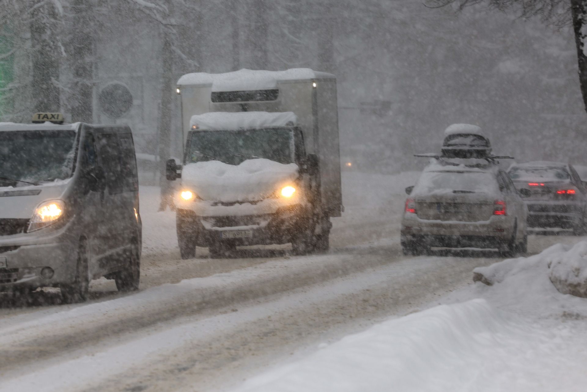 wiadomości,aktualności,WP Wiadomości Wielkie ilości śniegu w Zakopanem. Planują nocną akcję wywozu