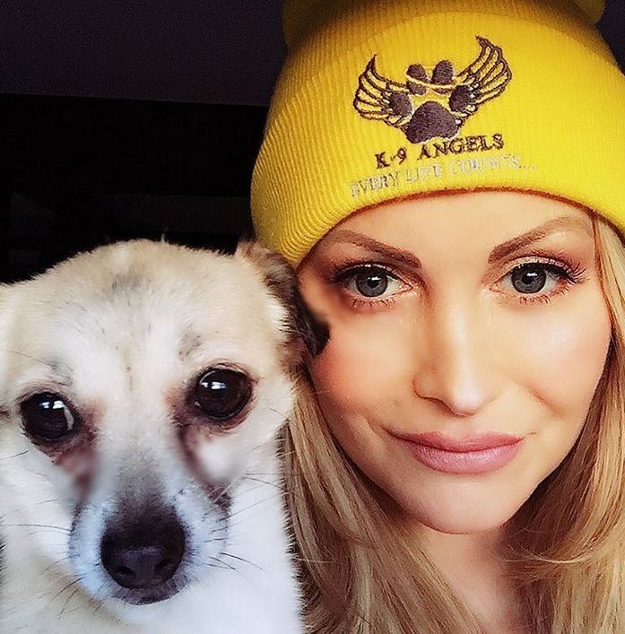 Modelka chętnie pomaga zwierzętom