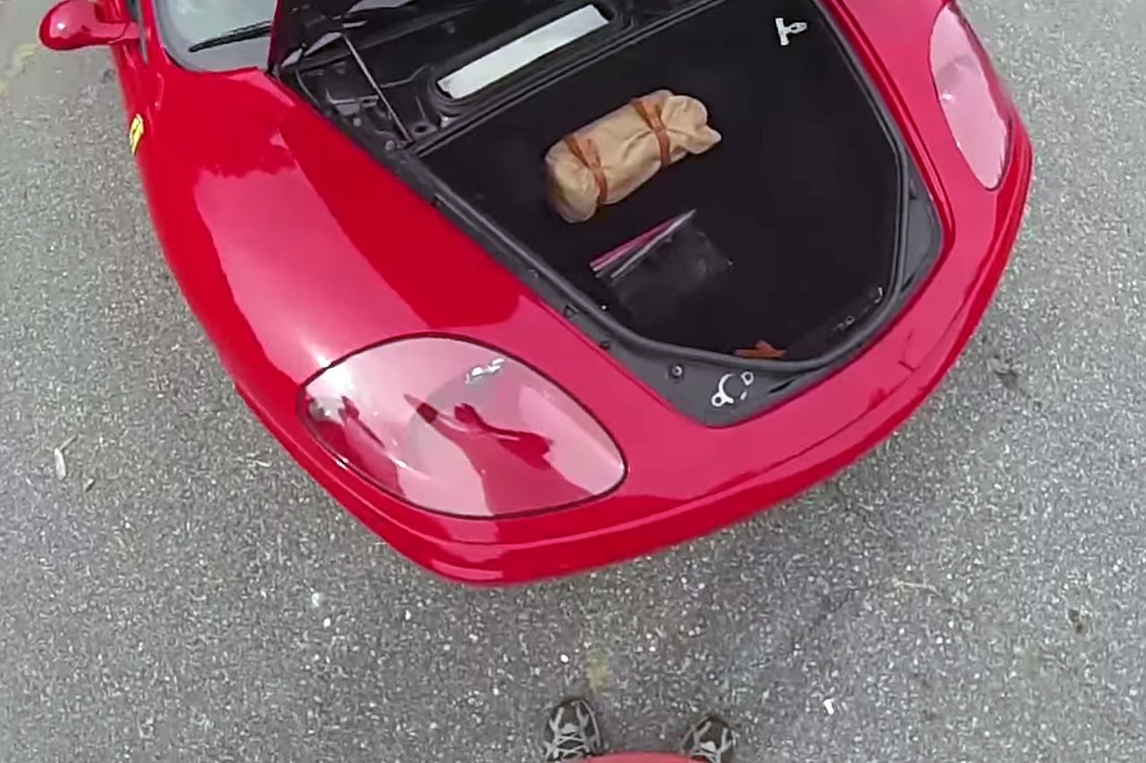 Czy dorosły człowiek zmieści się w bagażniku Ferrari 360?