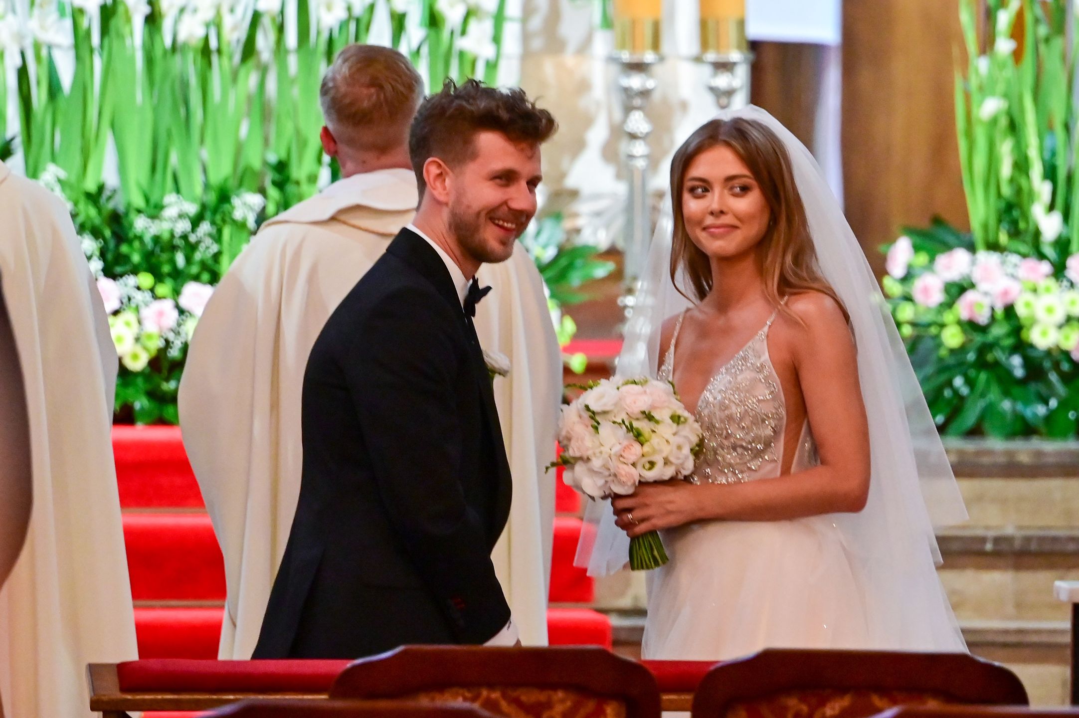 Joanna Opozda SPRZEDAJE suknie ze ślubu z Antkiem Królikowskim ZA PÓŁ CENY. Ogłoszenia wystawiła jej siostra... (ZDJĘCIA)