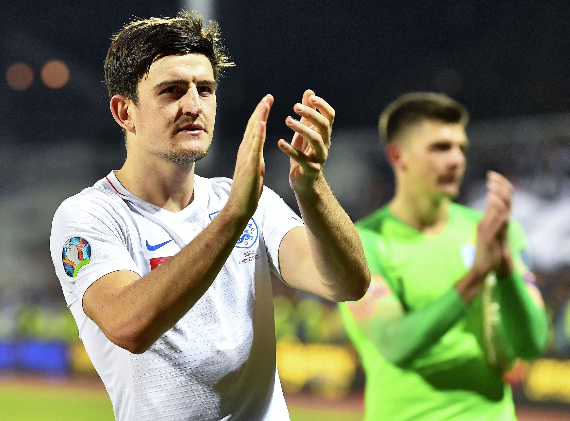 epa08624563 (FILE) - England's Harry Maguire applauds supporters after the UEFA EURO 2020 group A qualifying soccer match between Kosovo and England in Pristina, Kosovo, 17 November 2019 (reissued 02 August 2020). England manager Southgate on 25 August 2020 confirmed the Manchester Unted captain Maguire will be part of the national squad for the September 2020 Nations Leage matches. The world's most expensive defender's nomination for the squad comes within a week after being arrested on late 20 August on the Greek island of Mykonos for allgedely attacking police outside a bar.  EPA/GEORGI LICOVSKI *** Local Caption *** 55640426 
Dostawca: PAP/EPA.