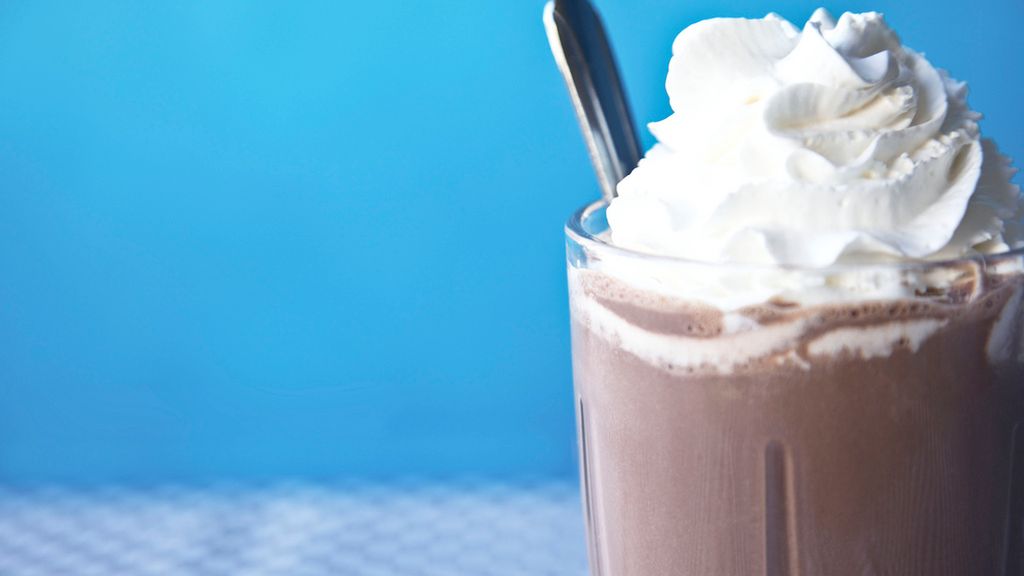 Czekoladowy napój słodowy w proszku przygotowany z mlekiem pełnotłustym