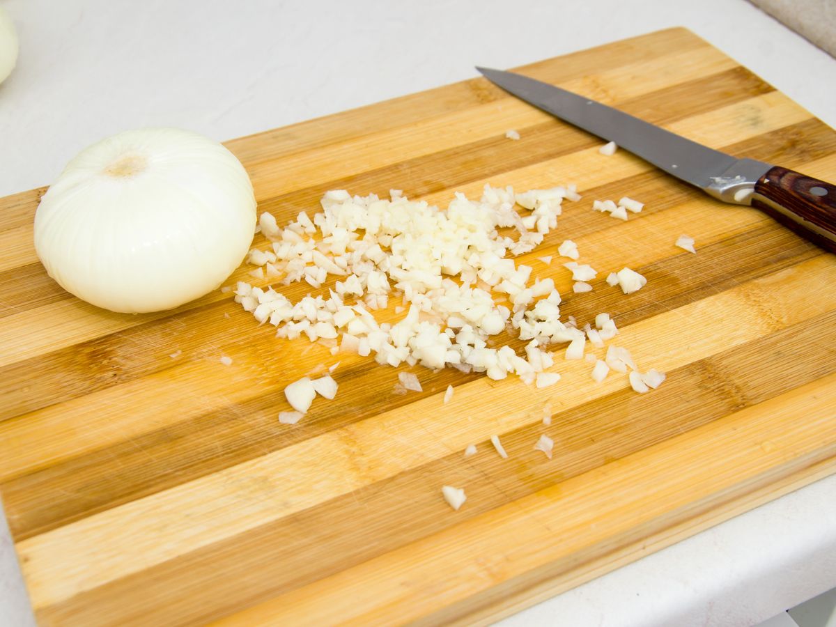 Trik na sprawne krojenie cebuli
