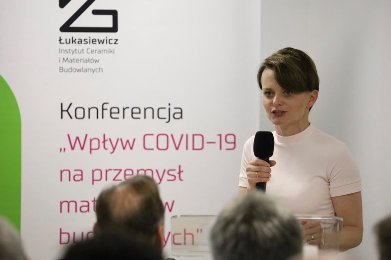 Wicepremier Jadwiga Emilewicz: - Współpraca między Akademią Górniczo-Hutniczą a Siecią Badawczą Łukasiewicz, którą zainicjowano podczas konferencji, powinna przyczyniać się do nadchodzącego skoku cywilizacyjnego w obszarze budownictwa, zarówno w nauce, jak i inżynierii.