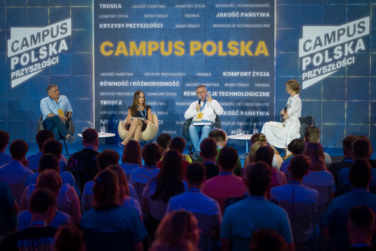 Marek Czyż, Justyna Dobrosz-Oracz i Maciej Zakrocki podczas dyskusji