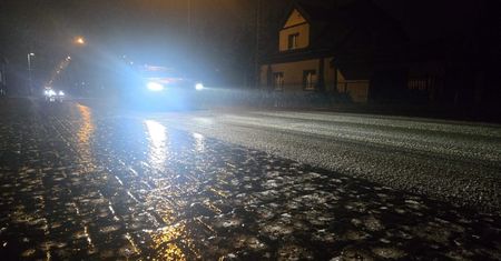 Gołoledź paraliżuje Polskę: Lotnisko Ławica w Poznaniu zamknięte, pociągi stoją, IMGW alarmuje na pomarańczowo