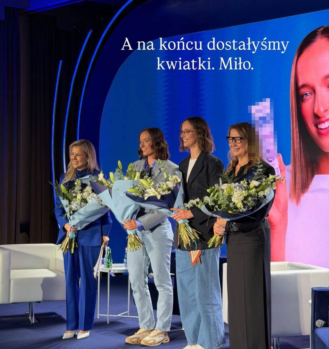 Iga Świątek z siostrą na evencie