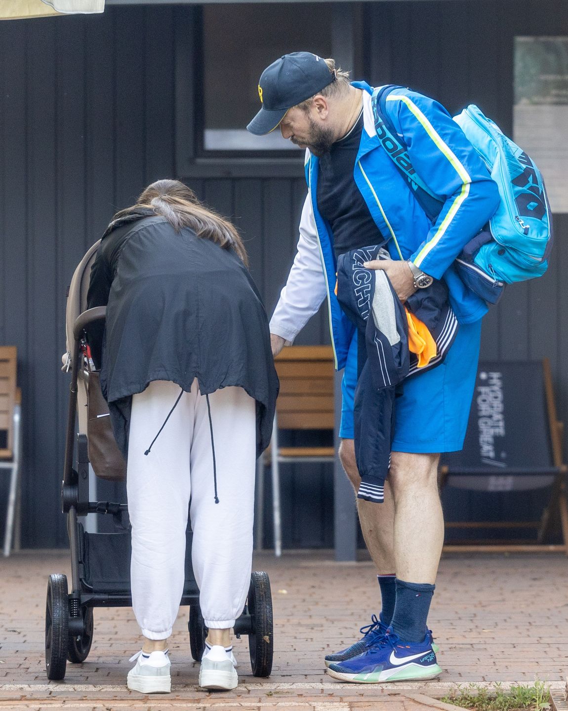 Michał Milowicz spaceruje z synem i młodszą o 13 lat ukochaną 