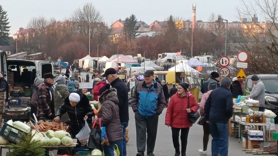 Targ w Opatowie przyciąga co tydzień mieszkańców.