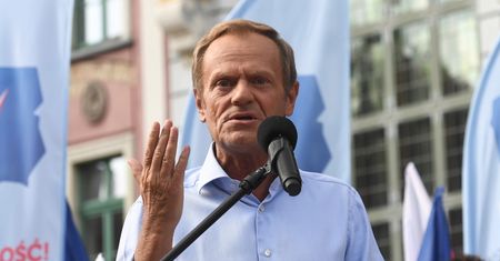 Donald Tusk wzywa Jarosława Kaczyńskiego do konfrontacji. "Na udeptanej ziemi, wszędzie, gdzie chcesz"