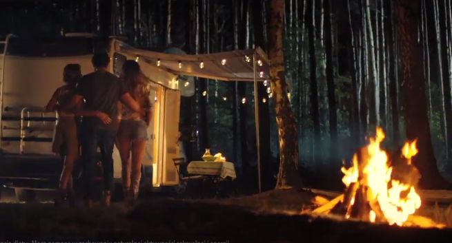 Braveran reklamowany z dwoma kobietami jako „pieczeniami na jednym ogniu” (wideo)