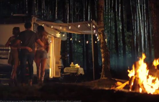 Braveran reklamowany z dwoma kobietami jako „pieczeniami na jednym ogniu” (wideo)