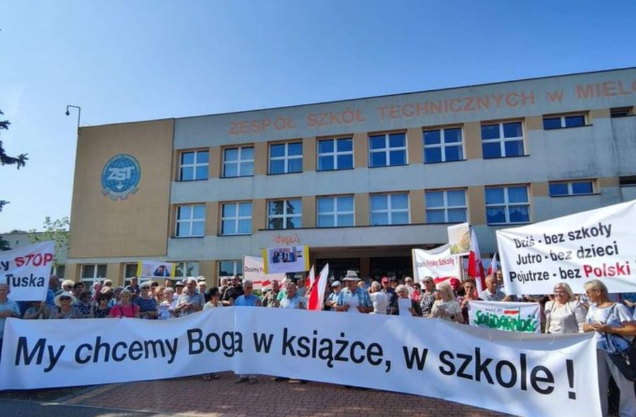 "Młodzież" protestuje przed szkołą. Liga seniorów z różańcami 