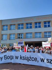 "Młodzież" protestuje przed szkołą. W rękach mają różańce i polskie flagi