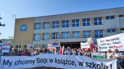 "Młodzież" protestuje przed szkołą. W rękach mają różańce i polskie flagi