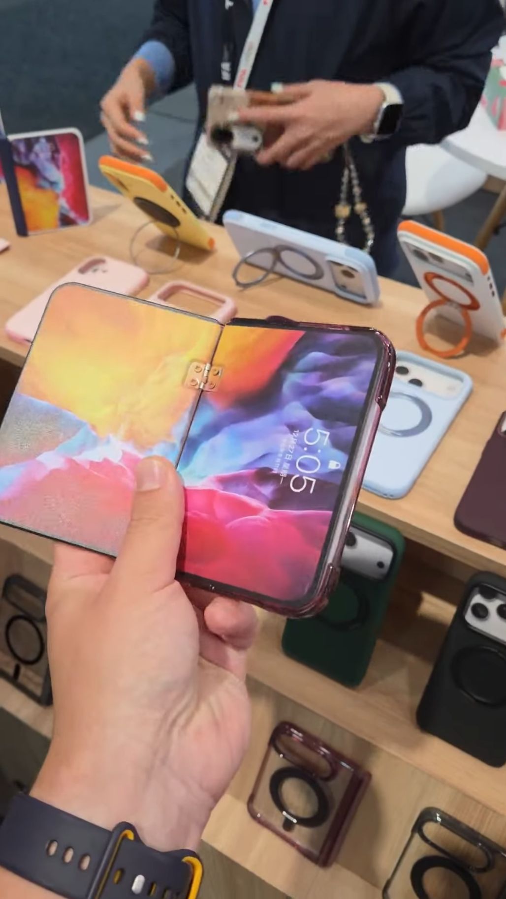 Atrapa składanego iPhone'a na IFA 2026