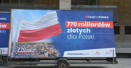Rząd chwalił się pieniędzmi, których do dzisiaj nie ma. Na kampanię wydał grube miliony