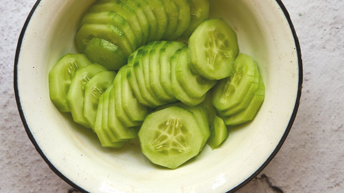 Plasterki ogórków w miseczce