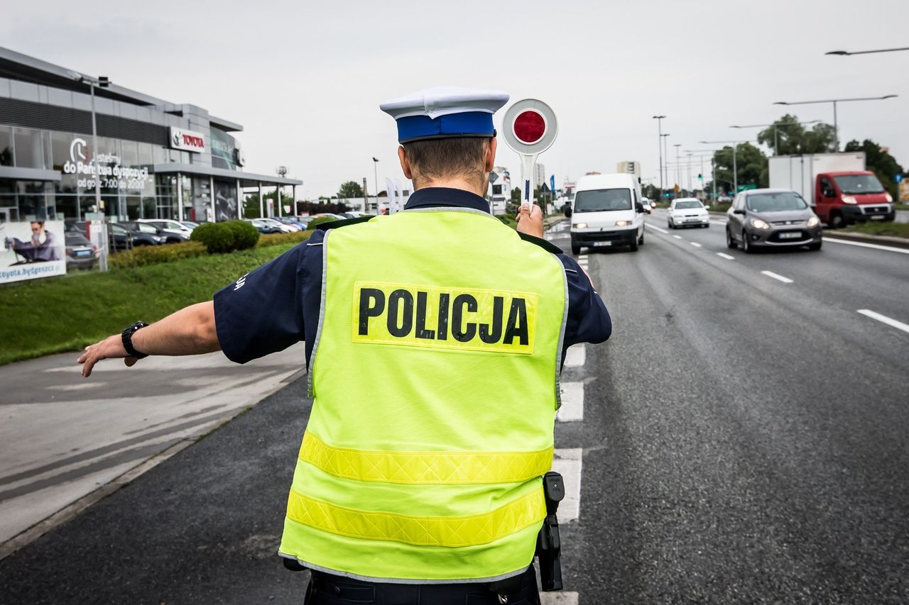 Bydgoszcz: Pościg za pijaną kobietą. 49-latka wjechała w latarnię