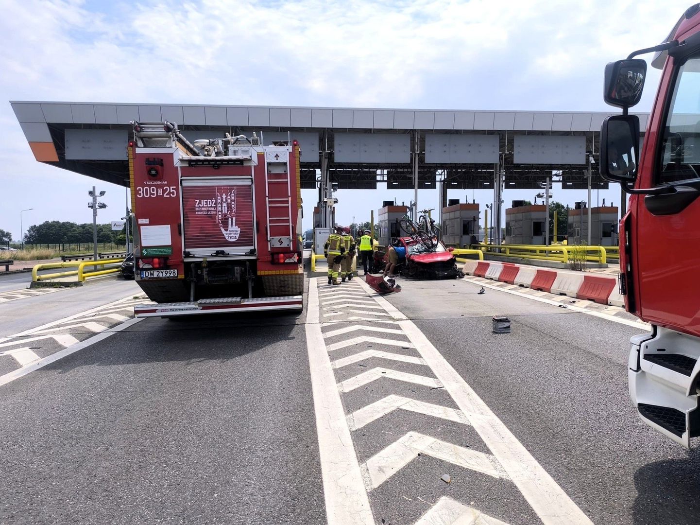 3.07.2025 r. Wypadek samochodu na bramkach byłego punktu poboru opłat w Karwianach.