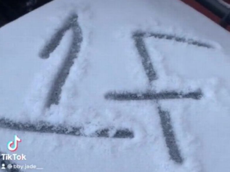Tajemniczy napis na śniegu. Zobaczyła to i zawiadomiła policję