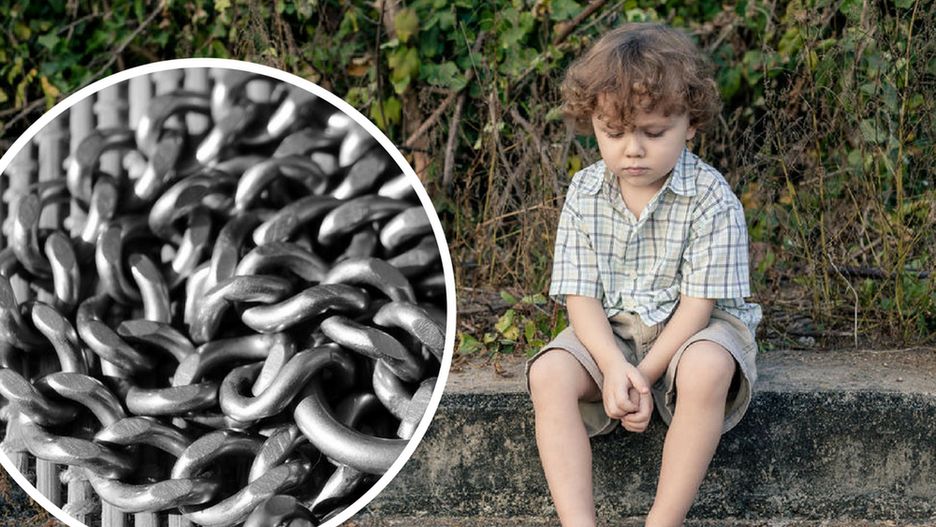 Ojciec przykuł syna do bramy za pomocą łańcucha