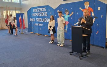 Ponad 3 tysiące uczniów wróciło do szkół w Ostrowcu. "Piątka" rozpoczęła rok po wielkiej modernizacji