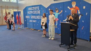 Ponad 3 tysiące uczniów wróciło do szkół w Ostrowcu. "Piątka" rozpoczęła rok po wielkiej modernizacji