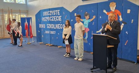 Ponad 3 tysiące uczniów wróciło do szkół w Ostrowcu. "Piątka" rozpoczęła rok po wielkiej modernizacji